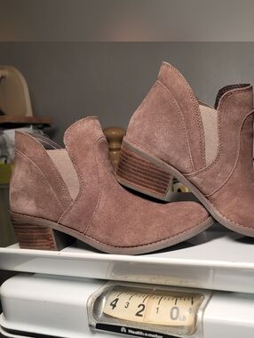 LN. Women's Me Too Taupe Suede Ankle Slip On Booties. Size 7.